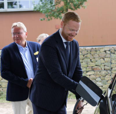 Opening Solar Laadplein Wijnbergen! Twaalf laadpunten gerealiseerd.